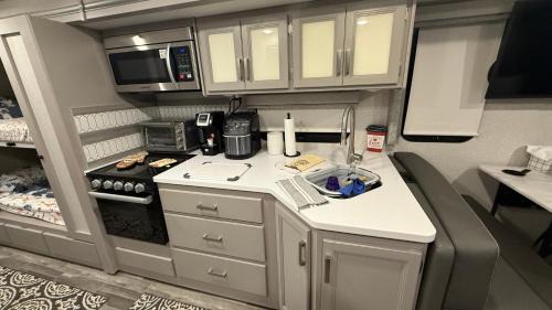 Ludlam House | Private Cozy R/V , for your enjoyment