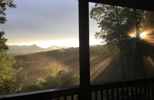 Sapphire Cottage | Private custom home! Spectacular view/fire pit! Gated community with waterfalls.