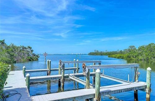 Bayshore Gardens House | Private Family Waterfront Retreat 6BD-5BA Bring your Boat