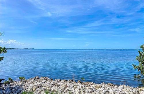 Bayshore Gardens House | Private Family Waterfront Retreat 6BD-5BA Bring your Boat