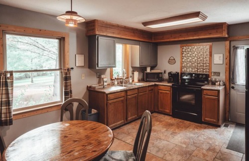 Rockbridge Apartment | Private Forest ~ HotTub ~ King Bed ~ Near Ash Cave