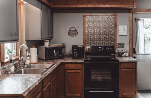 Rockbridge Apartment | Private Forest ~ HotTub ~ King Bed ~ Near Ash Cave