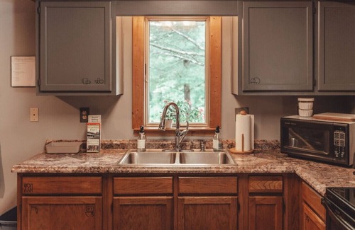 Rockbridge Apartment | Private Forest ~ HotTub ~ King Bed ~ Near Ash Cave