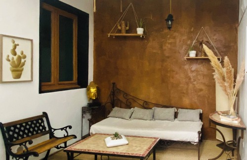 Beziers Bed & Breakfast | Private guest room with en-suite bathroom and separate patio entrance