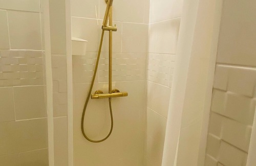 Beziers Bed & Breakfast | Private guest room with en-suite bathroom and separate patio entrance