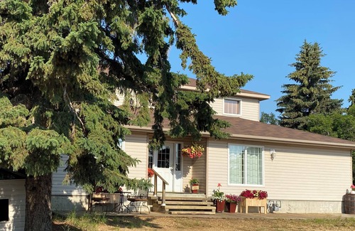 Division No. 11 House | Private guest suite with a king bed, in a country home, minutes from Wetaskiwin.