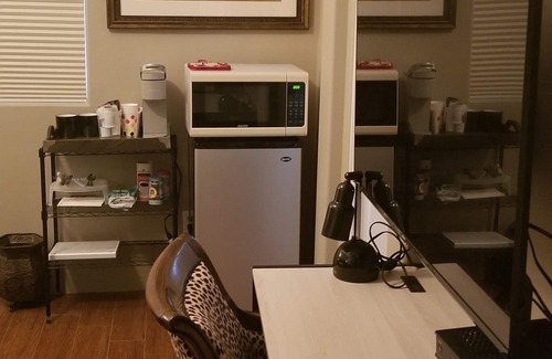 La Quinta House | Private Guest Suite in PGA West La Quinta - TV, Fridge, microwave & coffee maker