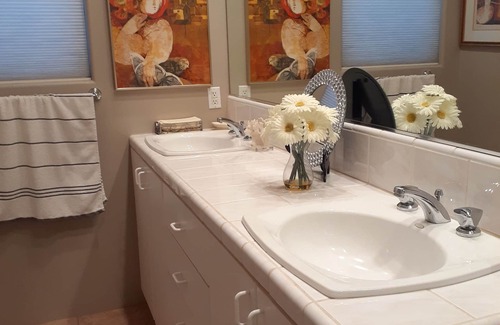 La Quinta House | Private Guest Suite in PGA West La Quinta - TV, Fridge, microwave & coffee maker