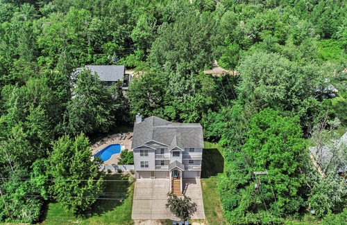 Miami Park House | Private heated pool, Lake Michigan, tram to beach, fire pit, gas grill