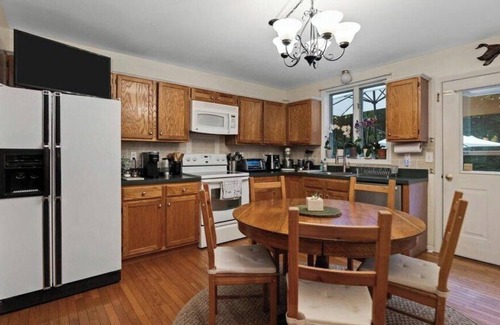 New Milford House | Private hidden gem walking distance to town, restaurants, and shopping!