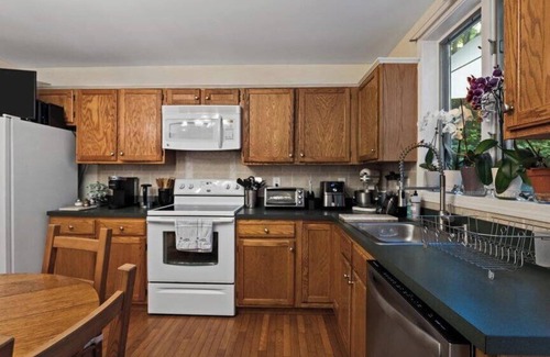 New Milford House | Private hidden gem walking distance to town, restaurants, and shopping!