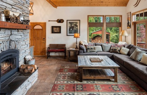 Sagle House | Private Home on 20 acres | Lake Views | 5 mins to Garfield Bay