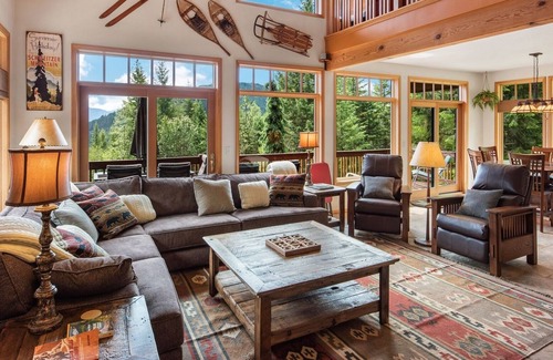 Sagle House | Private Home on 20 acres | Lake Views | 5 mins to Garfield Bay