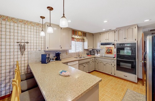 Jamestown House | Private home with peek-a-boo Yosemite views - near outdoor recreation