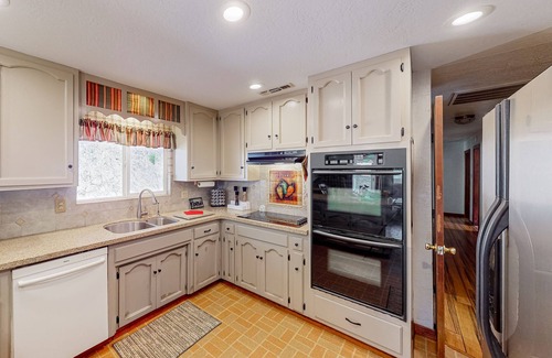 Jamestown House | Private home with peek-a-boo Yosemite views - near outdoor recreation