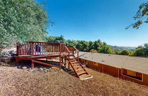 Jamestown House | Private home with peek-a-boo Yosemite views - near outdoor recreation