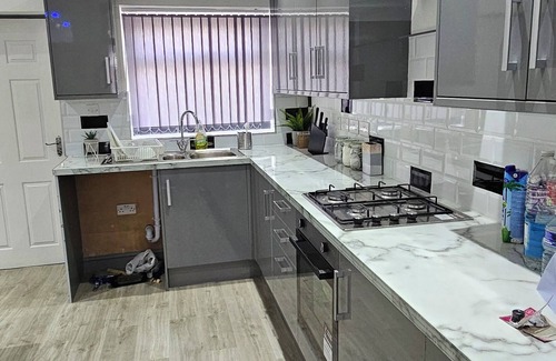 Bradford House | Private House Sleeps 9 With Wi-fi