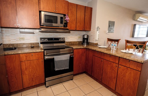Bucana Apartment | Private Jacuzzi Oasis with Mountain Views. FREE Parking and Laundry