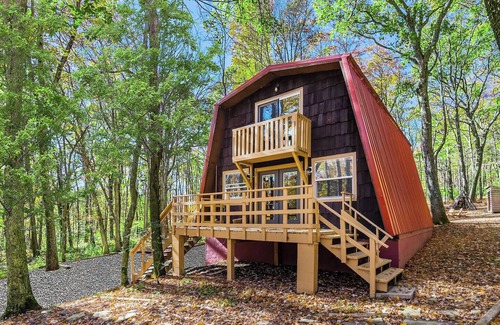 Alpine Lake Cabin | Private Lake/Beach w Golf, Fire Pit, Deck & WiFi!