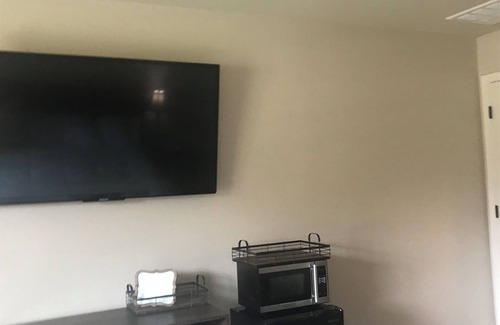 Wheatland House | Private Master Suite/Private Entrance