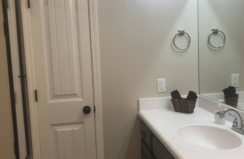 Wheatland House | Private Master Suite/Private Entrance