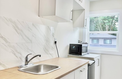 Gibsons House | Private one bedroom suit in Gibsons