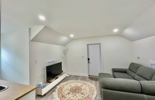 Gibsons House | Private one bedroom suit in Gibsons