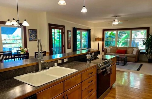 Kealakekua House | Private paradise organic farm stay with ocean view, nestled in banana grove