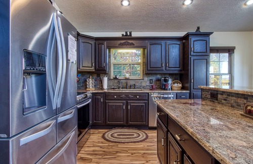 Gatlinburg - Pigeon Forge Ski Chalet | Private & Peaceful, Family Friendly, Great Views, Clean and Cared for!