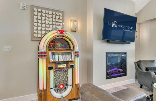 Hollister Cabin | Private Pool- Fitness Room- Golf Cart- Arcades- Expansive Decks- Elevator! Golf Car too!