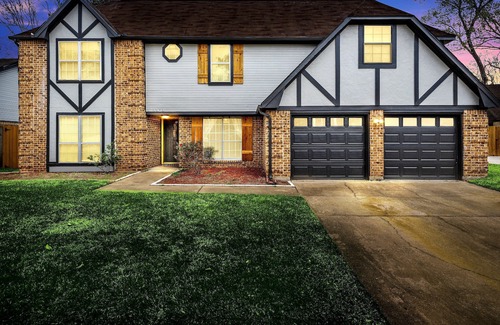 Pearland House | Private Pool, Hot Tub, Makeup Station, 75" TV, 5 Bedrooms, Fenced In Back Yard.