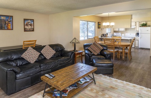 Sisters Condo | Private, Quiet 2 Bedroom Condo w/Pool & Hot Tub