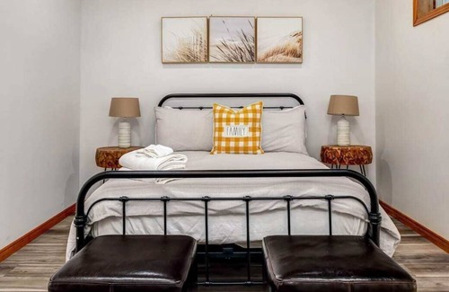 Lyndhurst House | Private, relaxing waterfront log cabin