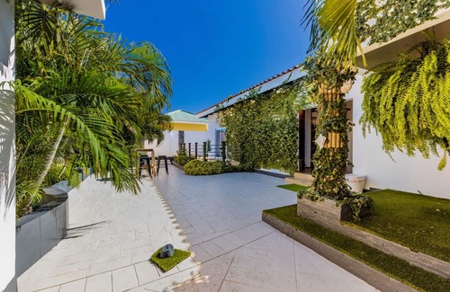 Moko Villa | Private Retreat w 5 BR Spa Pool Jacuzzi