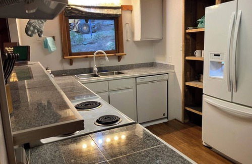 Alta Sierra Cabin | Private Sequoia National Forest Cabin— relaxing retreat with wood burning stove