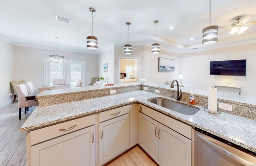 Navarre House | Private snowbird-friendly home with enclosed yard, patio, grill & washer/dryer