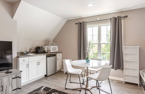 Druid Hills Apartment | Private Studio Above Garage Only 1 Mile to Downtown Hendersonville