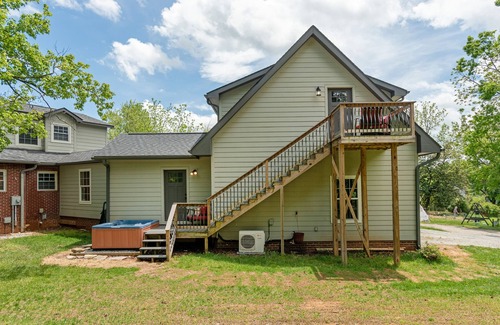 Druid Hills Apartment | Private Studio Above Garage Only 1 Mile to Downtown Hendersonville