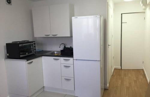 Wallington North Apartment | Private Studio home away from home .