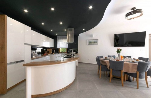 Nova Vas Villa | Private Villa with WIFI, private pool, A/C, hot tub, TV, terrace, pets allowed, panoramic view