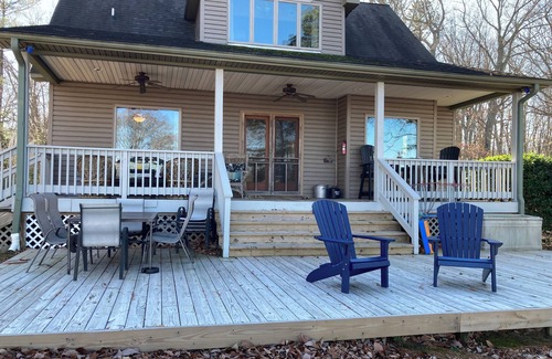 Reedville House | Private, Waterfront, Ultra-clean, Pet friendly, Kayaks, Canoe, Firepit, more!