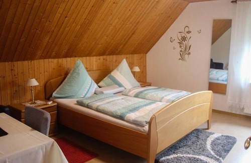 Schillingen Bed & Breakfast | Privatpension Haus Wildgarten - Double room, shower or bath, WC, 1 bedroom