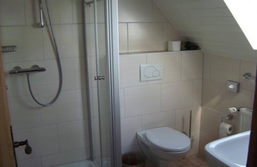 Schillingen Bed & Breakfast | Privatpension Haus Wildgarten - Double room, shower or bath, WC, 1 bedroom