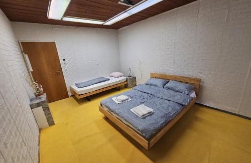 Old Town Hotel | Privatzimmer -Venus- mit gemeinsamer Küche und Bad in der Altstadt Chur