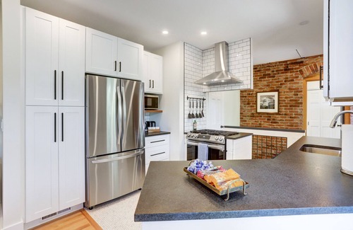 Mapleton Hill Condo | PROMO 10% MONTHLY DISCOUNTn 2 Bedroom & Office, walk to everything!
