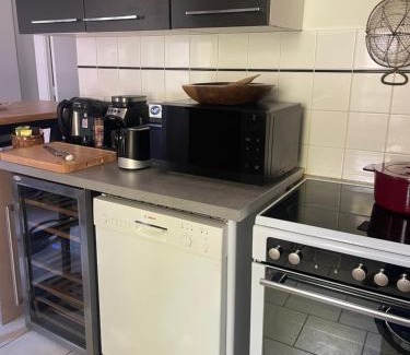 Sainte-Genevieve-les-Gasny House | Promo Automne et Jacuzzi 1H Offerte-Domaine Spa Perret-3Ha-MasterSuite en B&B au Château Art Déco ou Gîte de Charme indépendant-Options Dîner-Billard-Massage-Yoga-Coaching-Fitness-Sauna-Hammam-À3Mn Giverny-Le Vexin-Aire Enfants-PingPong-Piscine Extérieure