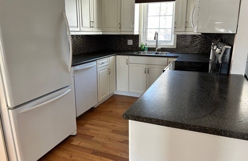 Kenora House | *PROMO* Road access 4 bdrm/2 bath house on Lake of the Woods-2 mins to downtown!