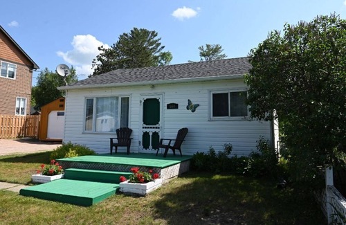 Callander House | Property located close to the beach, park, grocery store and restaurants. n