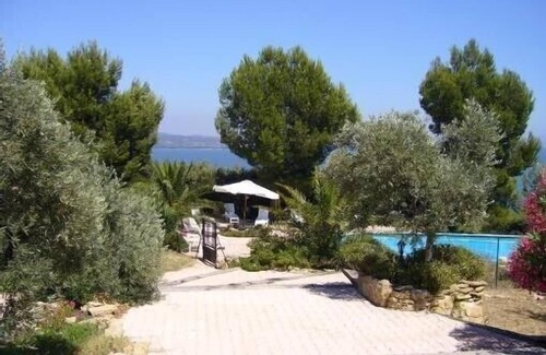 Istres Villa | Provence Beautiful villa in the hills overlooking the water.