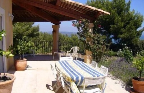 Istres Villa | Provence Beautiful villa in the hills overlooking the water.